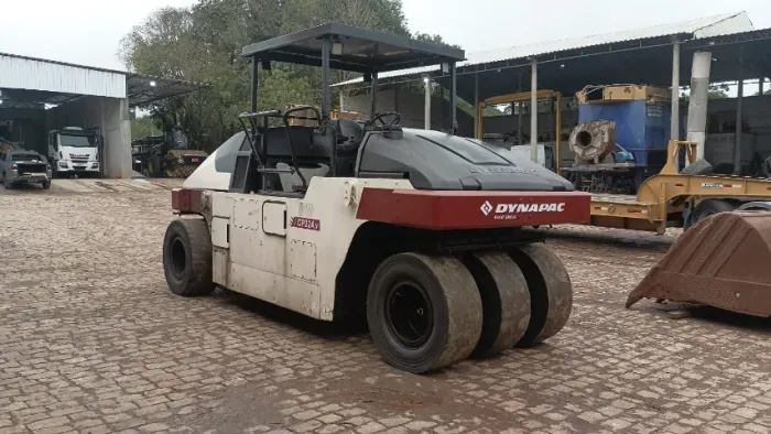 Rolo compactador Dynapac pneumático 7 pneus CP224W ano 2013. 7.000 horas. Valor R$ 320.000