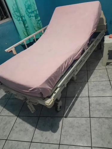 Cama hospitalar de aço.