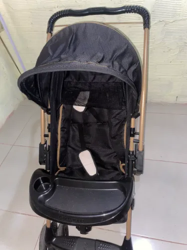 Vende-se um carrinho de bebê galzerano semi novo já com mosquiteiro