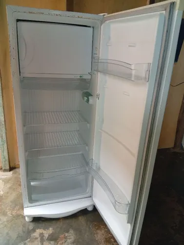 Geladeira 261 litros conservada 