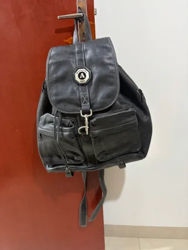 Mochila em couro da marca armadilha, nunca usada