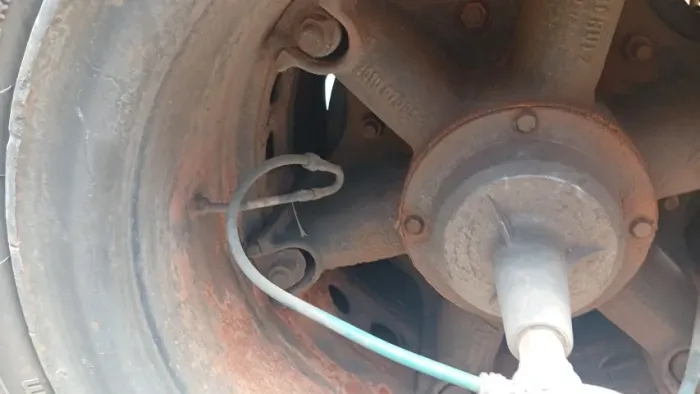 Vendo carreta LS porta container ano 1990 com pneus meia vida aro 22 sem câmera
