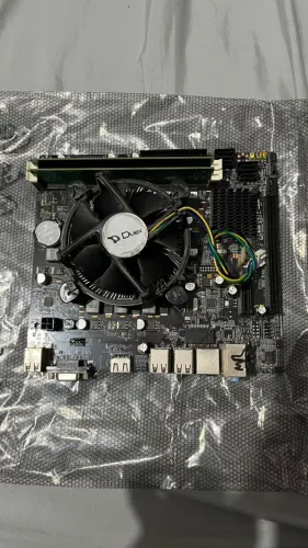 Placa mãe com memória RAM e processador