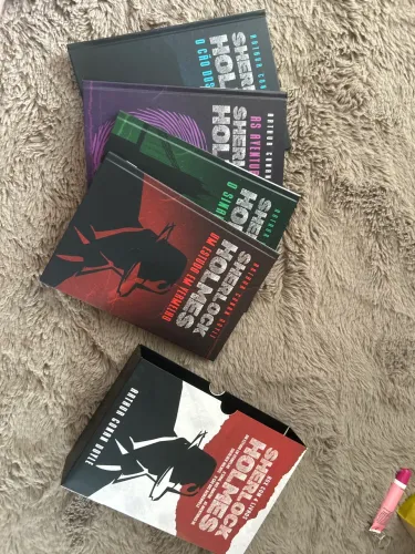 Box com quatro livros Sherlock Holmes