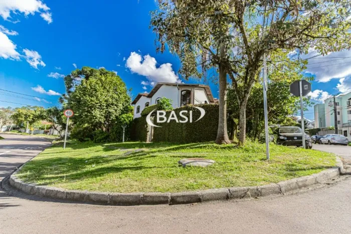 Sobrado de Esquina à Venda no Tingui com Andar Independente e Kitnet (Possibilidade de Com