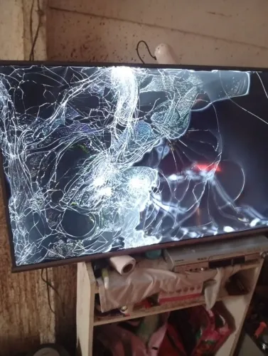 Tv TCL 50 PL tv está com a tela quebrada meu filho com a bola tv para retirada de peca