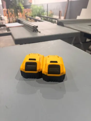Duas baterias para máquinas Dewalt 20v 6 amperes