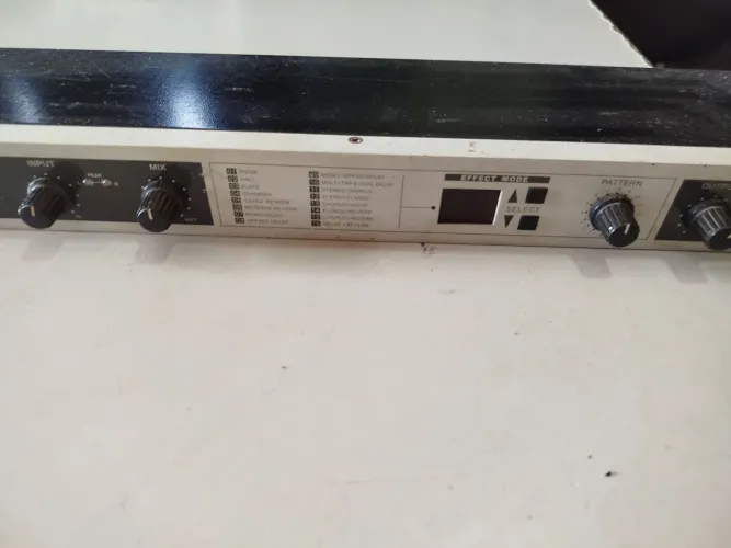 (EFEITO DE VOZ PHONIC DFX-256 C/FONTE)