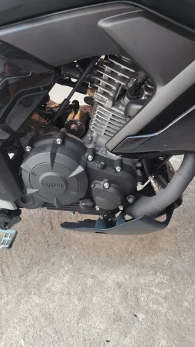 FZ15. 25/25 com 4.500 km