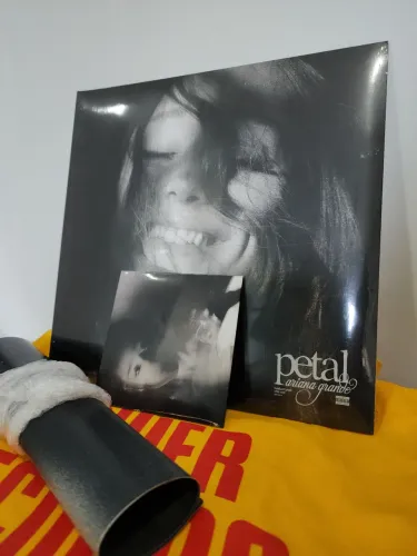 COMBO ARIANA GRANDE: 1 LP Petal + 1 CD SINGLE Petal + 1 poster exclusivo (listening party)