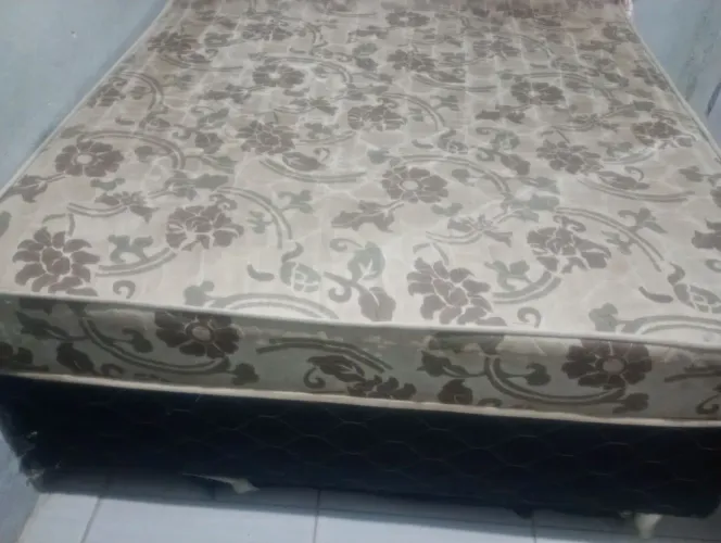 Cama de casal muito conservada