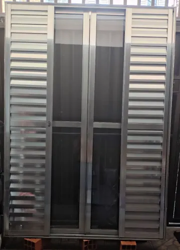 OPORTUNIDADE - Porta Alumínio Brilhante 6 Folhas