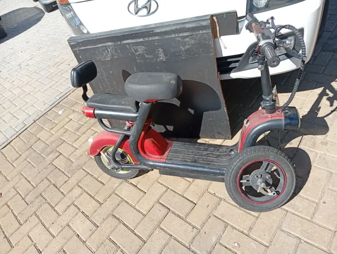 Scooter elétrica para retirada de peças