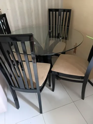 Mesa de jantar com 4 cadeiras 