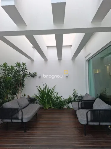 Apartamento de 2 dormitórios (1 suíte) com 1 vaga de garagem coberta, semi mobiliado e cli