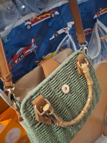 bolsa média estilosa com alça estilo bambu