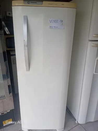 Vende-se uma geladeira