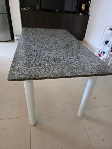 Mesa tampo granito, pés em metalon. Tamanho 1,50x0,80, alt 0,78
