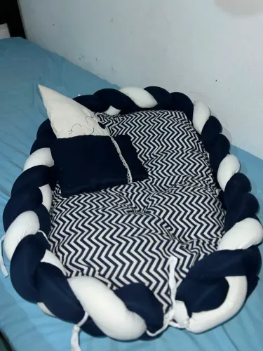 Vendo ninho trançado na cor azul e branco, acompanha mosquiteiro. Está em ótimo estado!