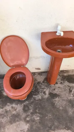 Conjunto de vaso e pia banheiro e porta