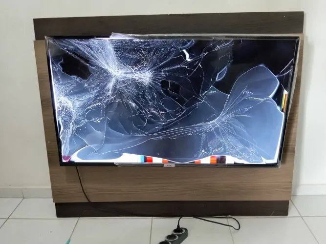 Tv com tela quebrada caiu do hacker no primeiro dia que o Brasil estreou na copa