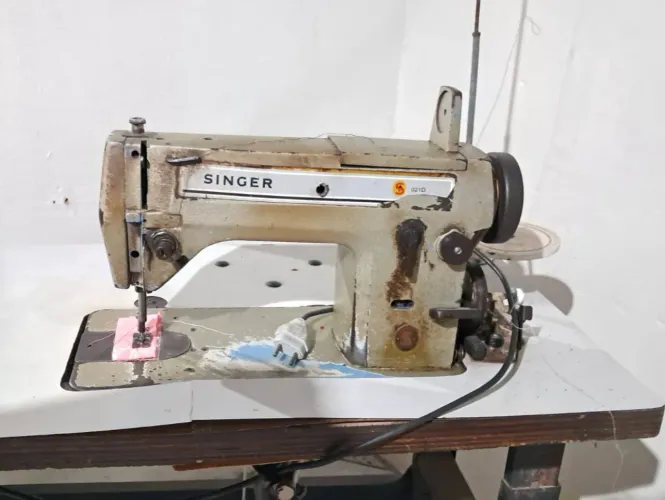 Máquina de Costura Industrial Singer 021D com Mesa