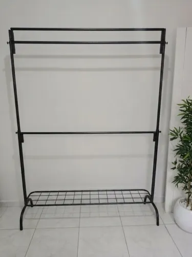 Arara de chão com cabides