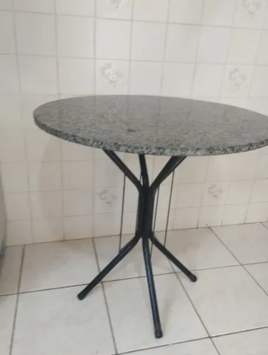 Vende-se mesa redonda com tampão