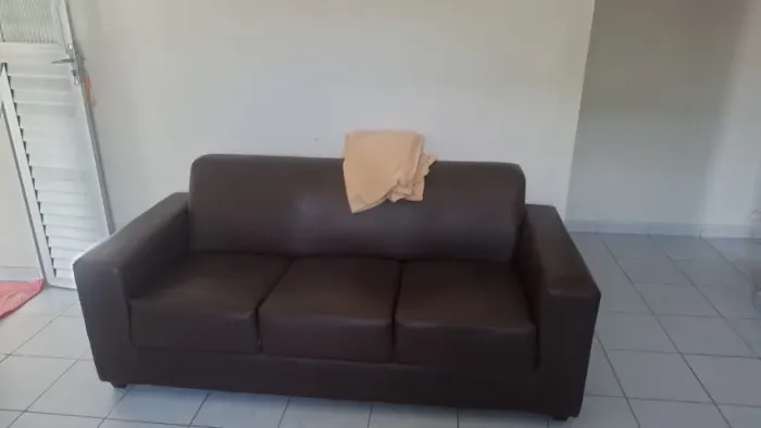 Móveis usados-Sofá em Couro e Poltrona de sala