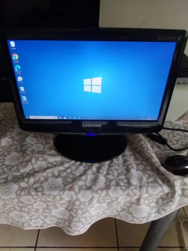 Monitor Samsung 19 polegadas LCD widescreen.