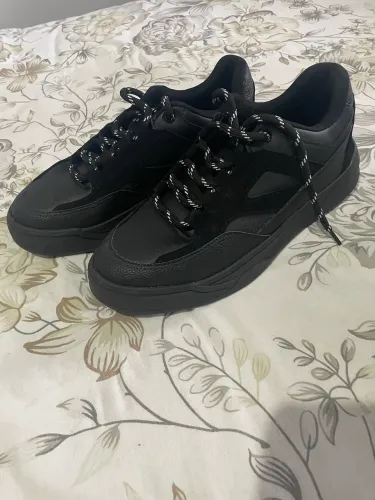 Tênis preto, novo e muito bom! Usado só 3 vezes, ótimo estado. R$150.
