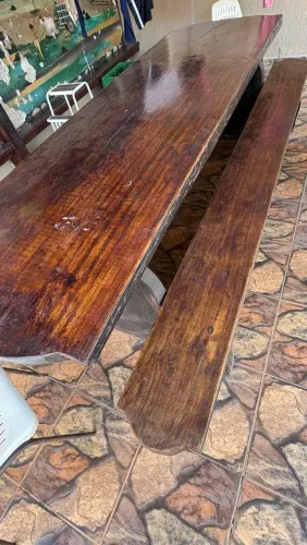 Mesa de madeira de tampo interiço