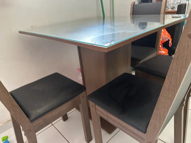 Mesa 4 cadeiras tampo de vidro. Obs: 1 cadeira está quebrada por isso o valor está baixo.