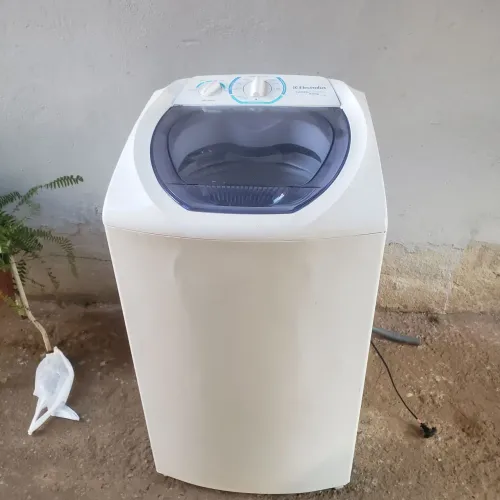 vendo esta máquina de lavar roupas eletrolux funcionando normal valor 380 pra buscar zap 9