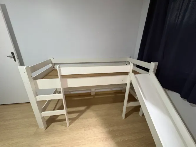 Cama solteiro com escorrega
