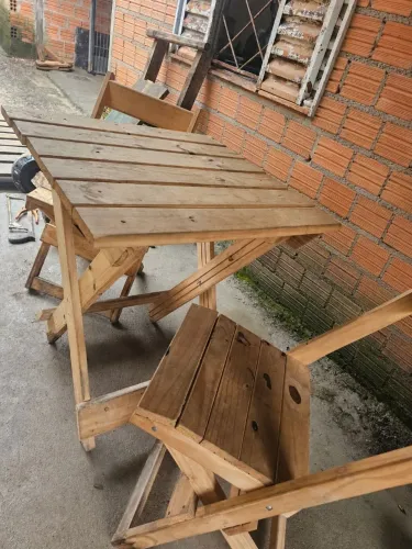 Jogo de mesa com 4 cadeiras