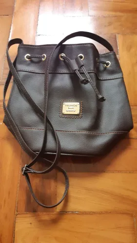 Bolsa feminina tipo sacola marrom.