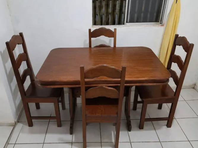 MESA DE MADEIRA 4 CADEIRAS
