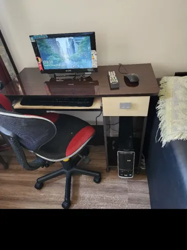 Computador Slin HD, monitor, mouse, mesa, cadeira