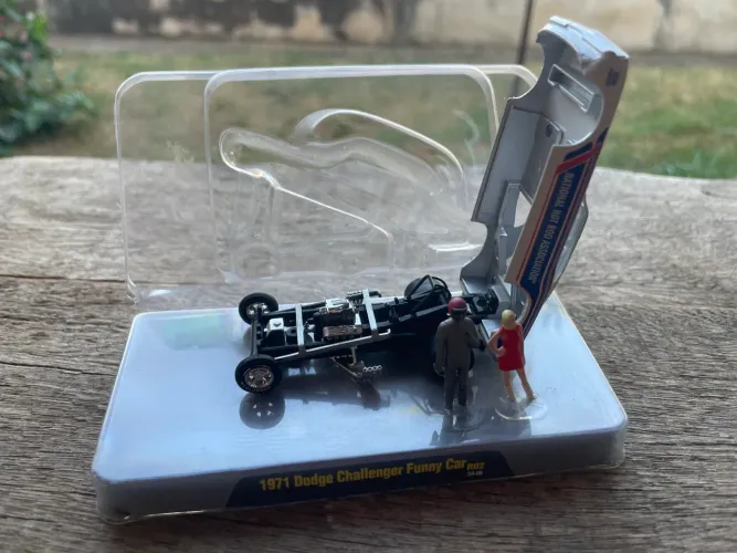 Miniatura 1971 Dodge Challenger Funny Car - M2 Machines NHRA 1:64 - NOVA