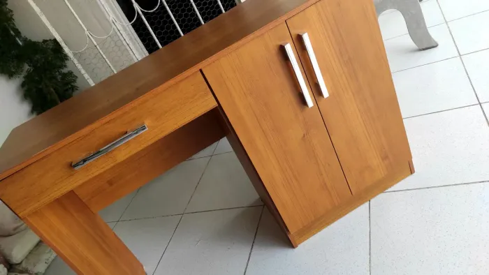 Escrivaninha com caveta e portas 