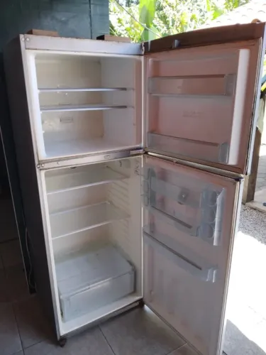 Geladeira Continental Bosch grande com prateleiras de vidro (não está gelando)