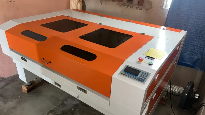 MÁQUINA A LASER