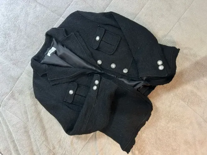 casaco preto estruturado vintage chic