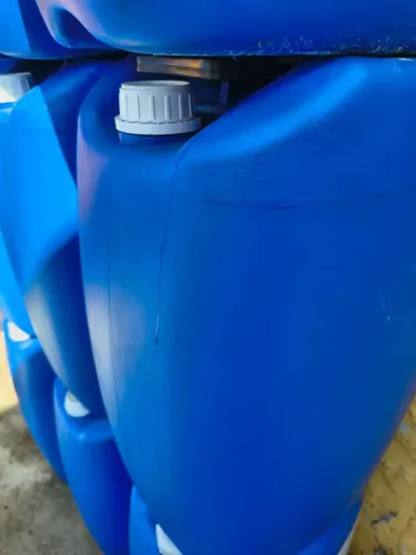 Bombonas 50 litros ,25 reais acima de 3 sai  20,00 cada ....