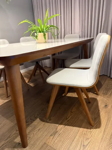 Mesa de madeira com tampo de vidro e 5 cadeiras (1 cadeira com base giratória)