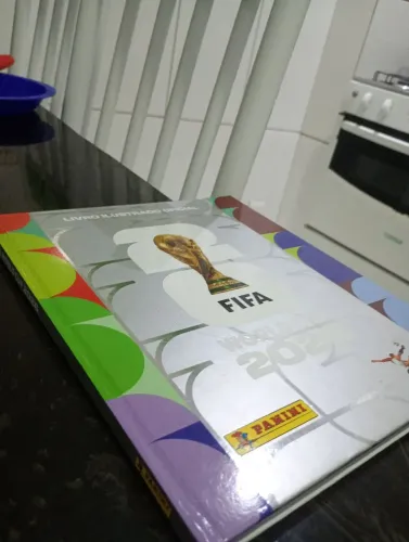 Álbum 2026 capa dura prata com poucas figurinhas