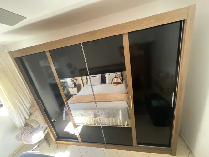 Lindo guarda-roupa com espelho