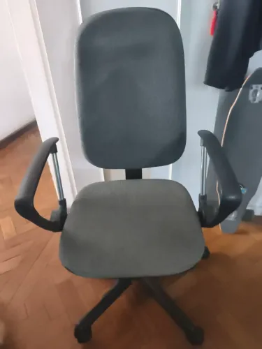 Cadeira boa com base quebrada 