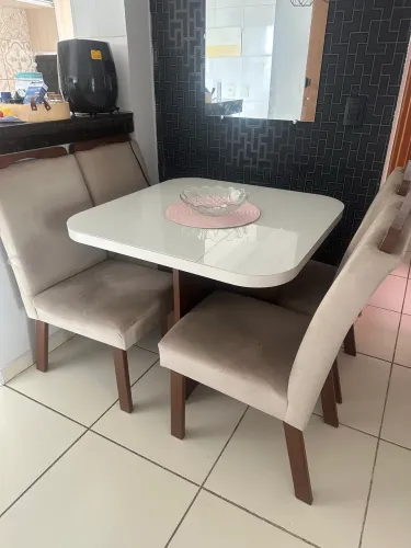 Vende-se mesa com 4 cadeiras